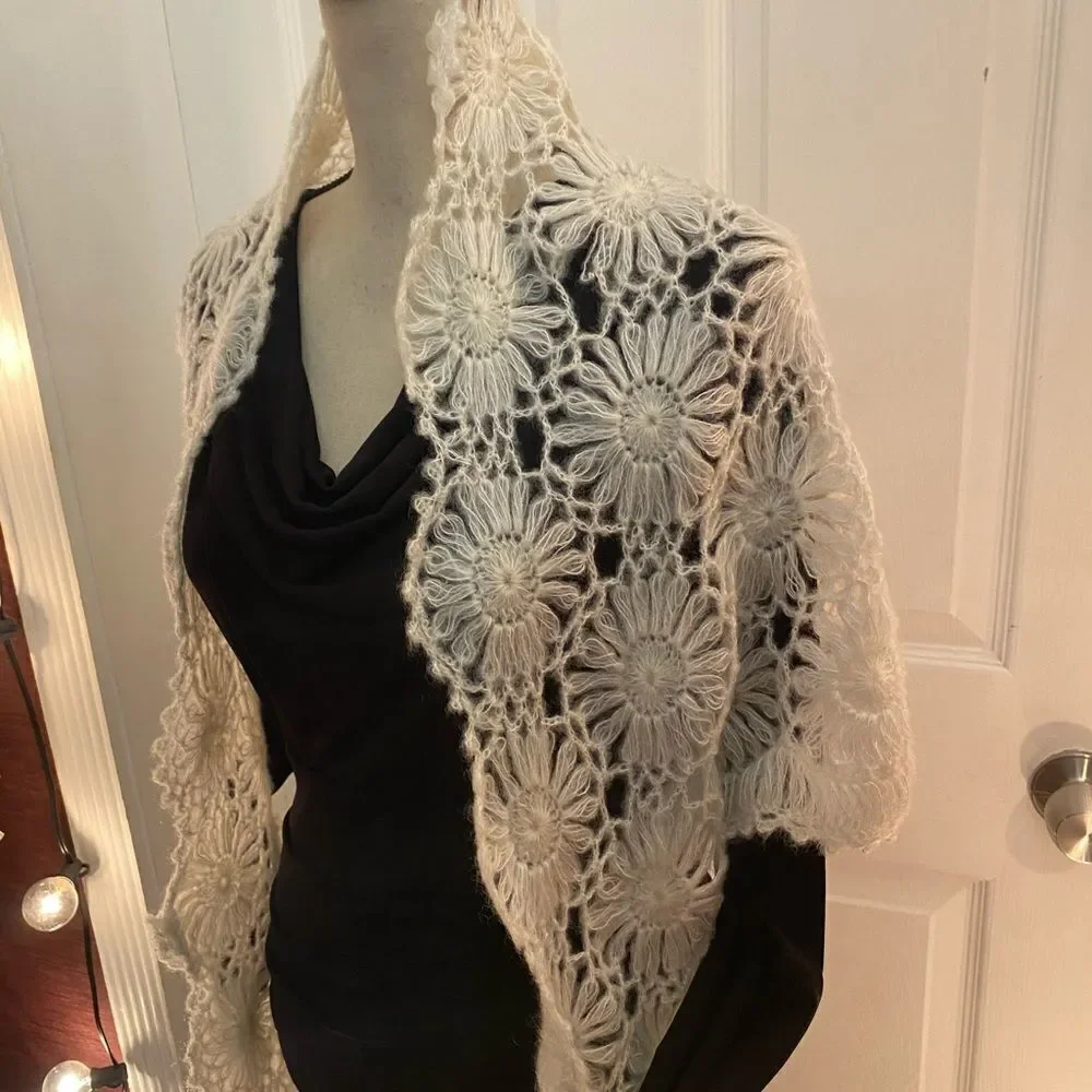 Gertz 100% acrylic knitted shawl, made in Japan 🇯🇵